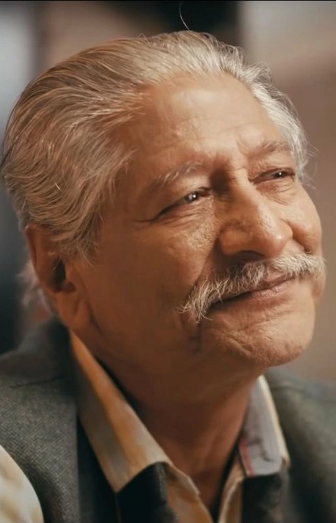 An older business owner in a Vyapar community campaign